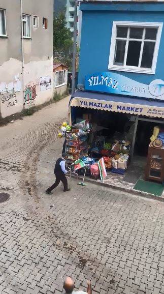 Market yaşlı adamın üzerine yıkıldı! O anlar kamerada 2